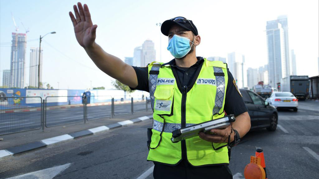 Police enforce travel restrictions during the second lockdown in September (Photo: Police Spokesperson) אכפית המשטרה את סגר הקורונה בסוכות