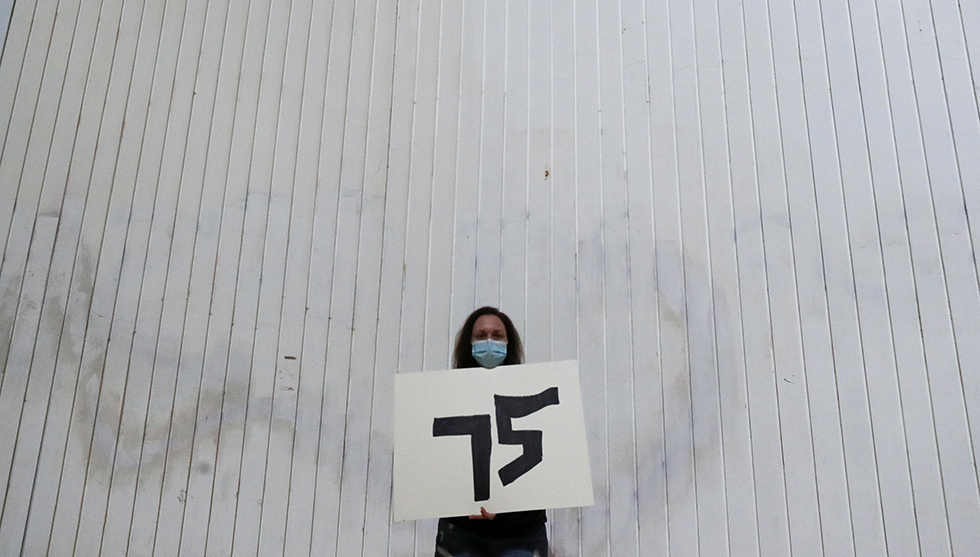 מפגינה עם שלט "לך"