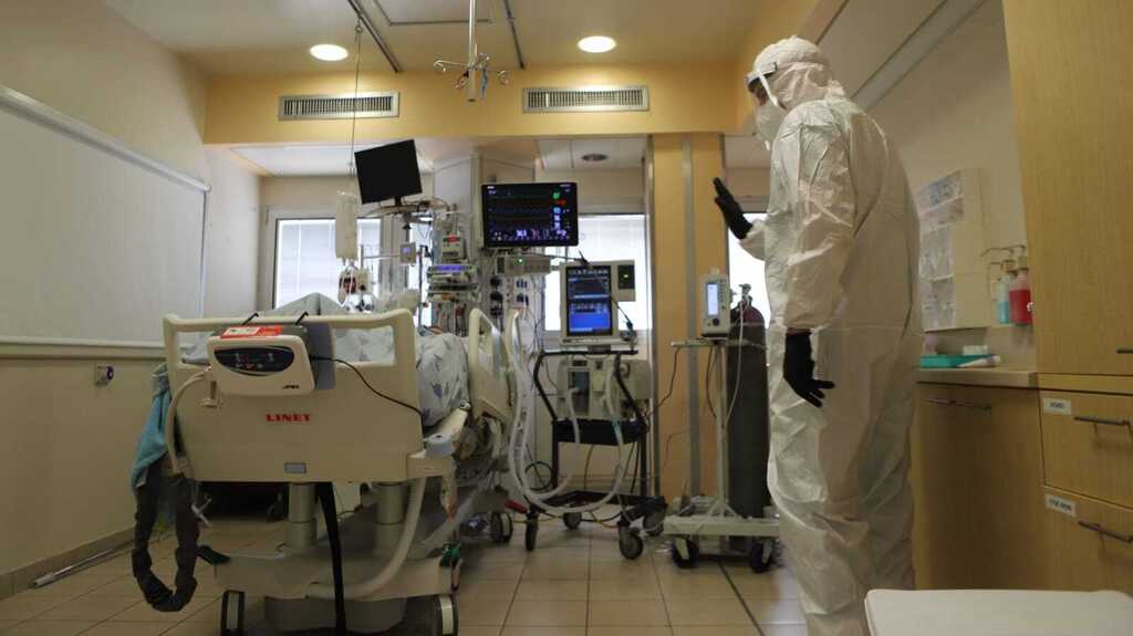 Coronavirus ward at Ichilov Hospital in Tel Aviv (Photo: TPS) מחלקת טיפול נמרץ קורונה בבית החולים איכילוב