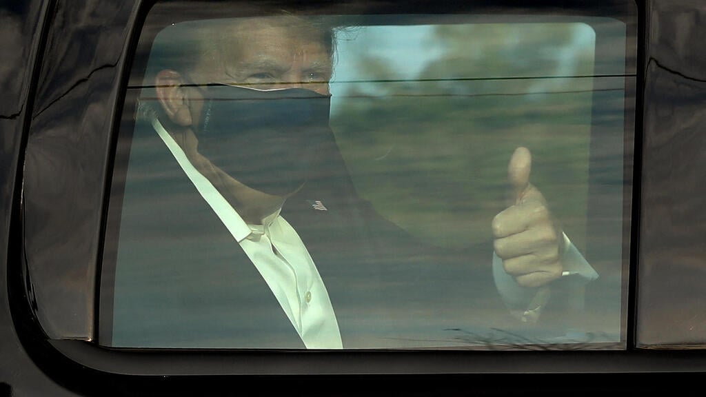 U.S. President Trump during a drive by outside Walter Reed Medical Center on Sunday (Photo: MCT) דונלד טראמפ מברך תומכים מחוץ ל בית חולים וולטר ריד תדסה מרילנד