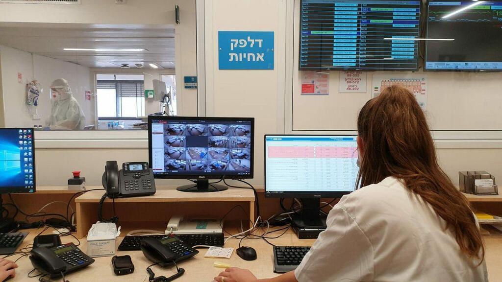 מחלקת הקורונה בהלל יפה. מבעד לזכוכית ולמסך (צילום: דוברות בית חולים הלל יפה) מחלקת הקורונה בבית החולים הלל יפה בחדרה