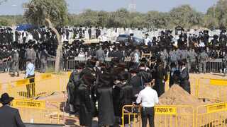 עימותים ואלימות בין המשטרה לחרדים בהלוויה של האדמו"ר מפיטסבורג אשר נפטר קורונה