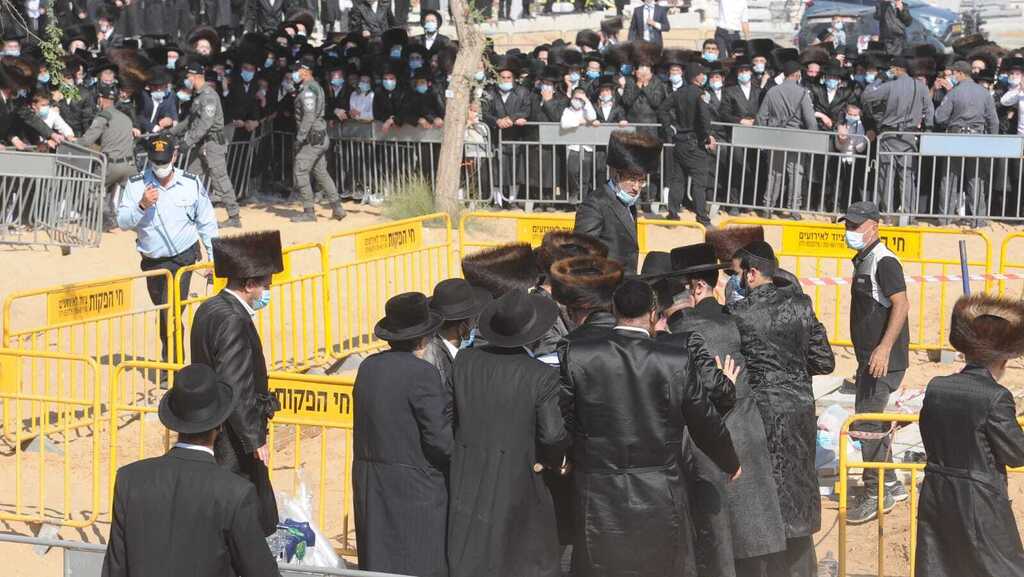 צילום: אבי רוקח עימותים ואלימות בין המשטרה לחרדים בהלוויה של האדמו"ר מפיטסבורג אשר נפטר קורונה