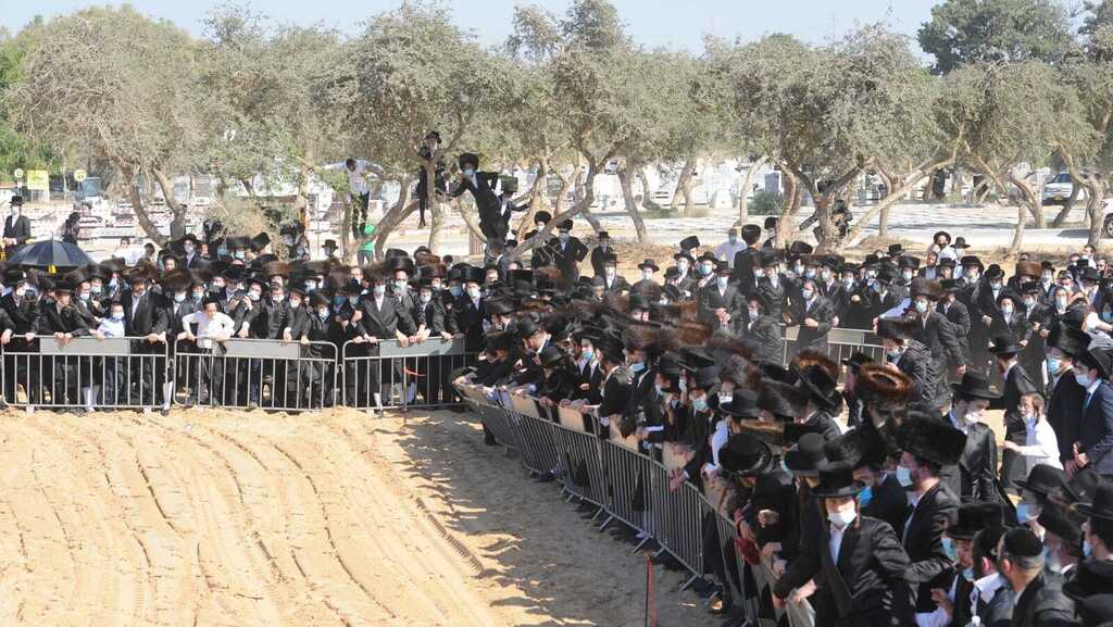 הקפסולות נפרצו (צילום: אבי רוקח) עימותים ואלימות בין המשטרה לחרדים בהלוויה של האדמו"ר מפיטסבורג אשר נפטר קורונה