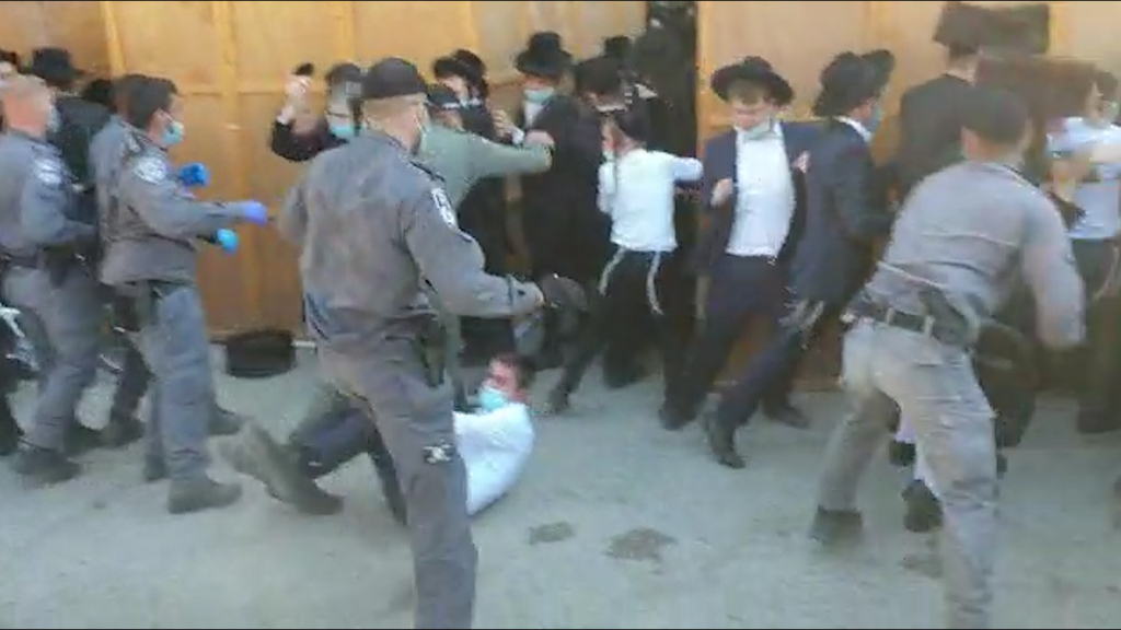 עימותים ואלימות בין המשטרה לחרדים בהלוויה של האדמו"ר מפיטסבורג אשר נפטר קורונה