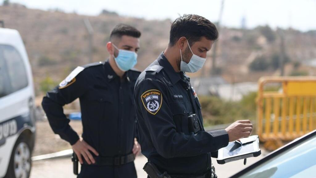 מחסום משטרתי בסגר הקודם. בוחנים אפשרות של סגר לילי, עוצר לילי ועוצר בסופי שבוע (צילום: דוברות המשטרה) אכיפה של הנחיות הסגר ברחבי הארץ