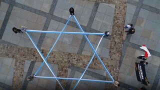 "לא לשנאה - כן לפיוס": מפגן תמיכה ביהודים ברחבי העולם