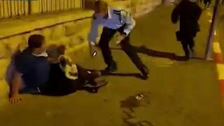 סגן ניצב שימי מרציאנו רודף אחרי קבוצת מפגינים בירושלים