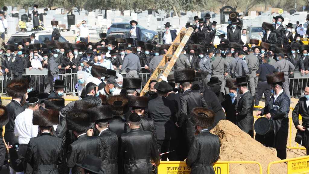 המונים בהלוויית האדמו"ר מפיטסבורג (צילום: אבי רוקח) עימותים ואלימות בין המשטרה לחרדים בהלוויה של האדמו"ר מפיטסבורג אשר נפטר קורונה