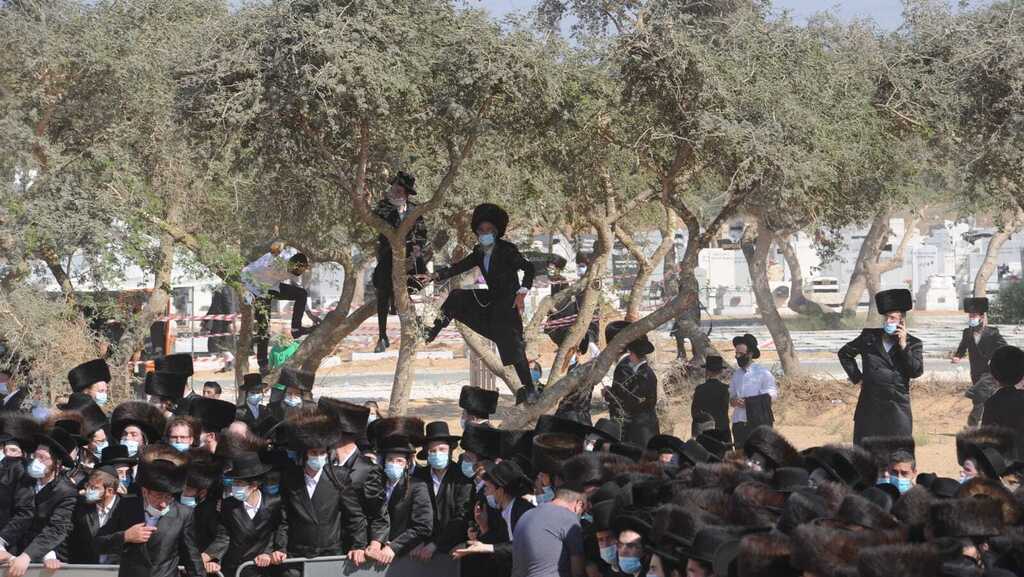 ההצטופפות ליד חלקת הקבר (צילום: אבי רוקח) עימותים ואלימות בין המשטרה לחרדים בהלוויה של האדמו"ר מפיטסבורג אשר נפטר קורונה