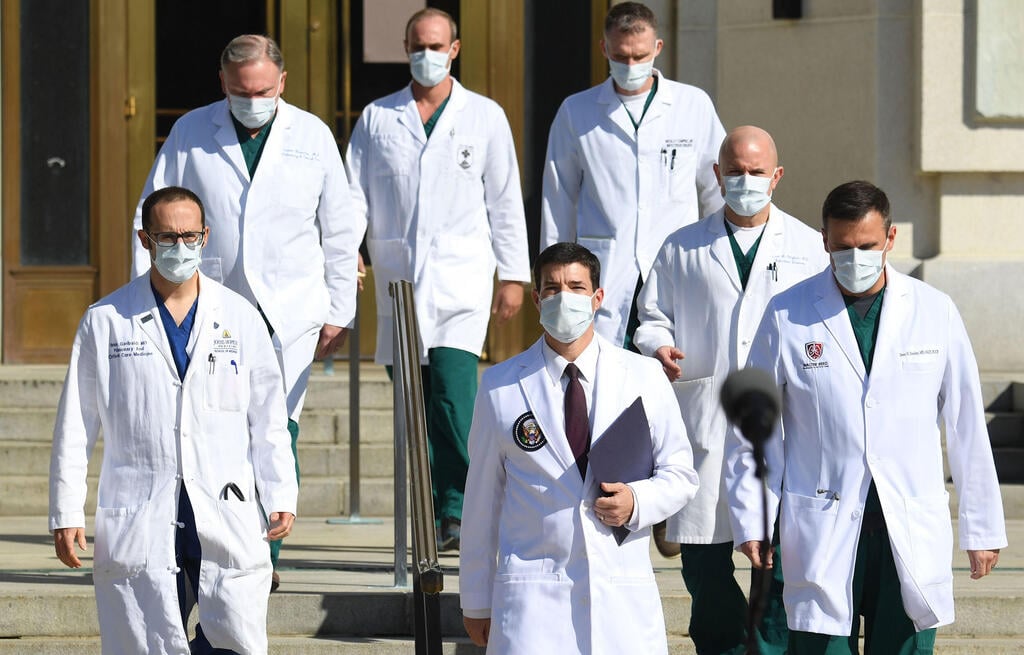 Former President Trump's team of doctors (Photo: AFP) ד"ר שון קונלי