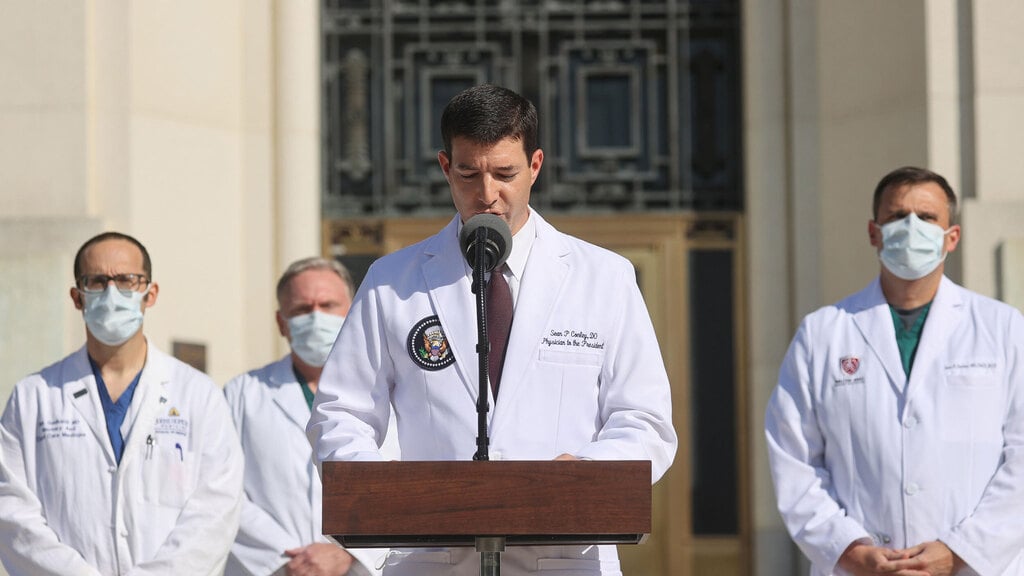 U.S. President Trump's medical team with Dr. Sean Conley briefing reporters on Monday outside the Walter Reed Medical Center (Photo: Reuters) ד"ר שון קונלי