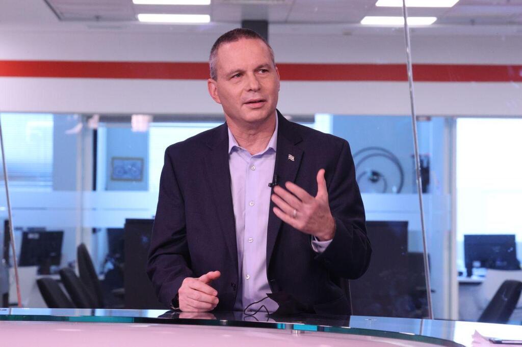 "סגר רק אם נגיע ל-1,500 חולים קשים". יזהר שי (צילום: מוטי קמחי) יזהר שי באולפן ynet