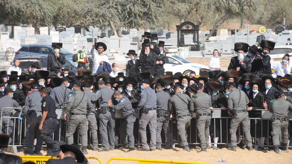 צילום: אבי רוקח עימותים ואלימות בין המשטרה לחרדים בהלוויה של האדמו"ר מפיטסבורג אשר נפטר קורונה