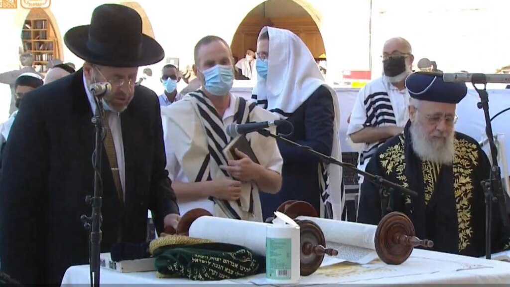Chief Rabbis David Lau, left, and Yitzhak Yosef praying at the Western Wall on Monday ( Photo: Screenshot) דוד לאו יצחק יוסף בתפילה בכותל