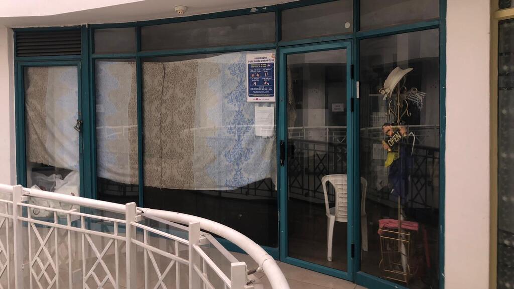 מספרת פרלה שבה נתפסה דוברת פיקוד העורף (צילום: נדב אבס) מספרת "פרלה" בנתניה בה נתפסה דוברות פיקוד העורף מסתפרת בניגוד להנחיות