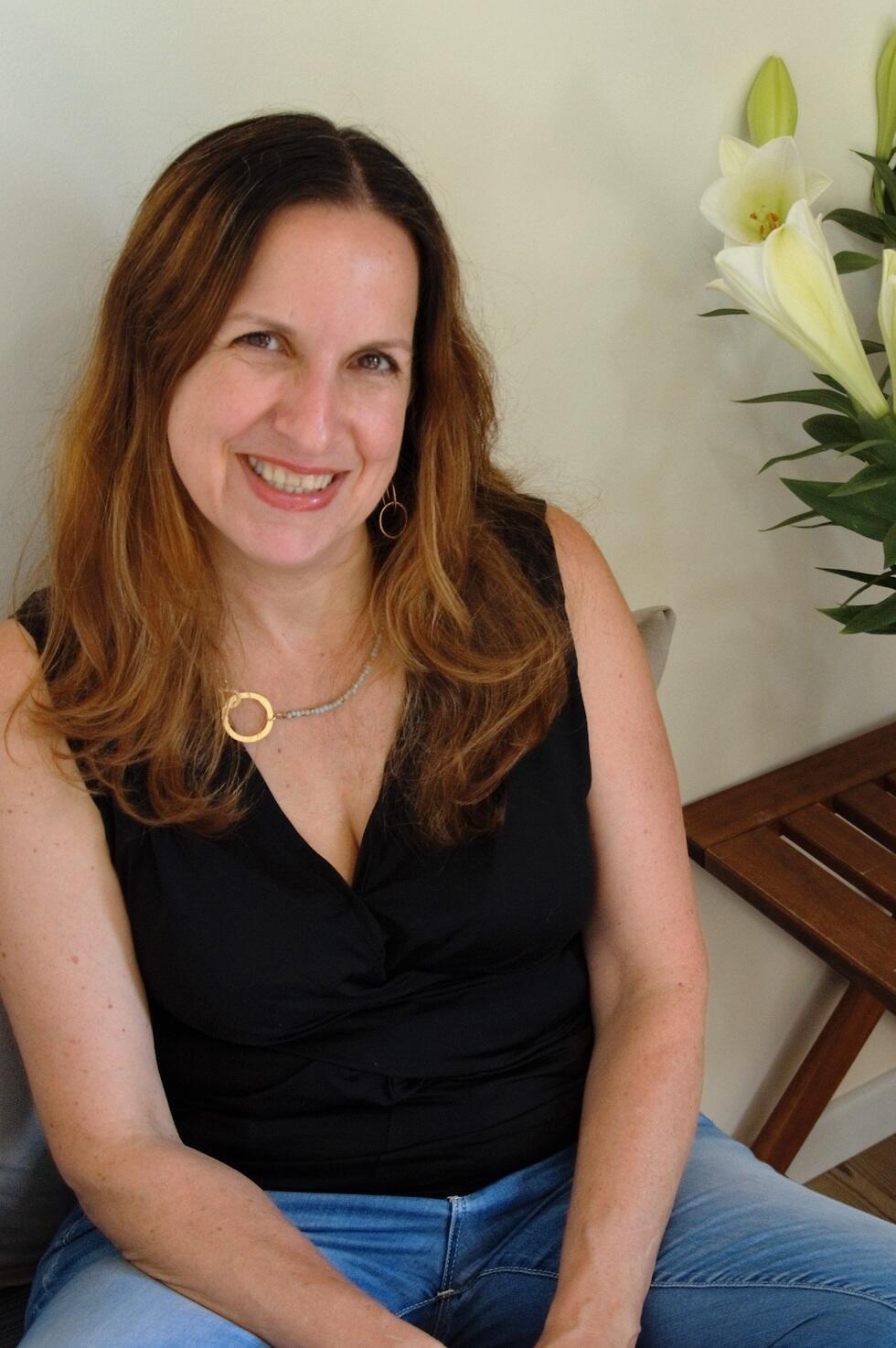 ד''ר שרון פלגי. ''אכילה רגשית היא אכילה שלא מונעת מרעב פיזי'' (צילום: אוסף פרטי) ד''ר שרון פלגי. ''אכילה רגשית היא אכילה שלא מונעת מרעב פיזי''
