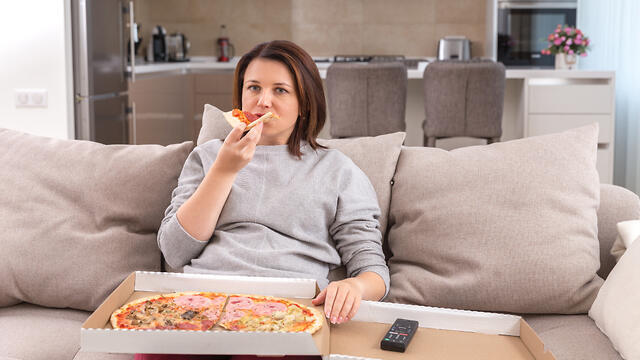 רעב אמיתי או צורך רגשי? (צילום: Shutterstock) רעב אמיתי או צורך רגשי?