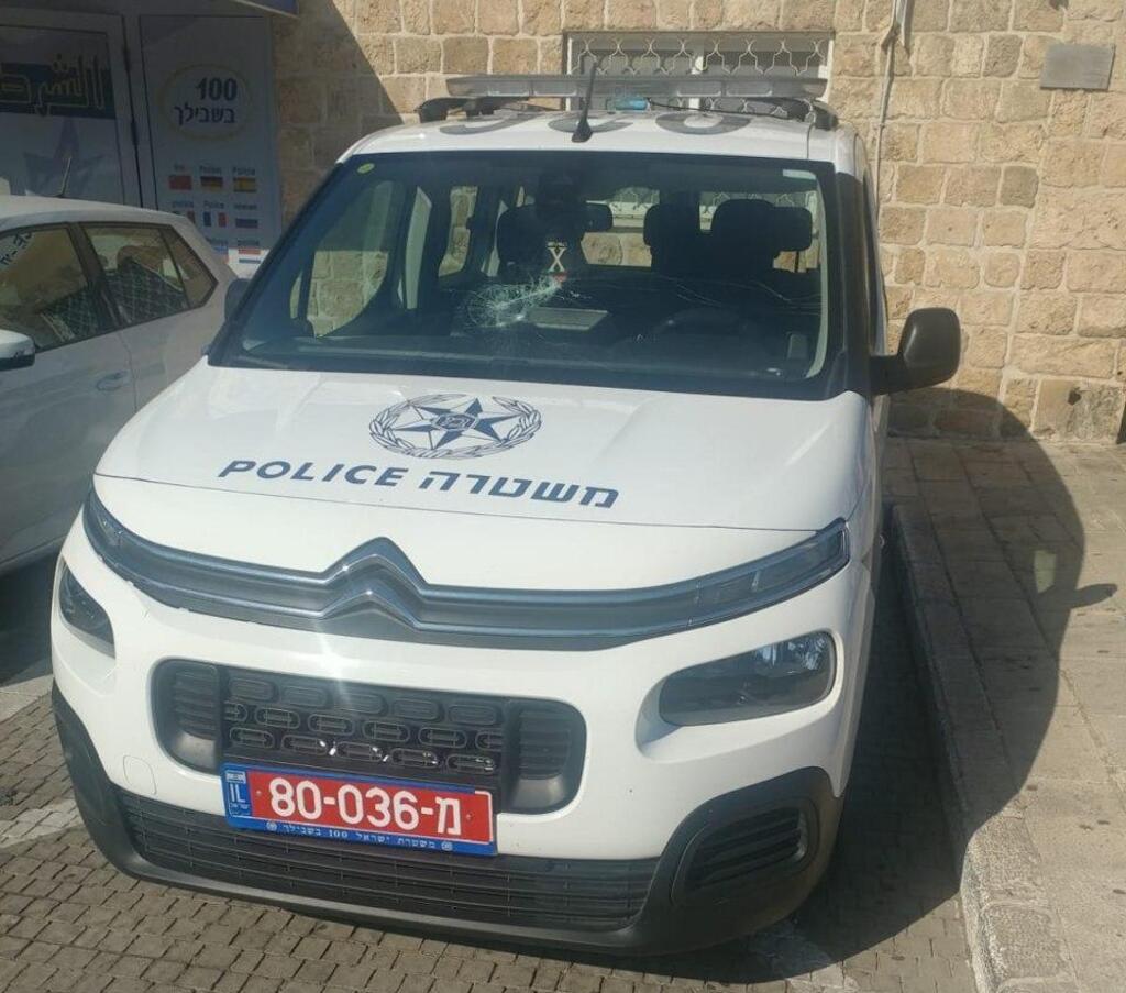 הניידת שהושחתה בעכו (צילום: דוברות המשטרה ) הניידת בעכו