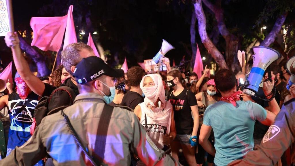 "כל התקהלות יכולה להעלות תחלואה". לוי על ההפגנות (צילום: טל שחר) צעדה בהפגנה נגד הפגיעה בדמוקרטיה בתל אביב