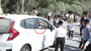 ילדים חרדים זורקים אבנים על רכב