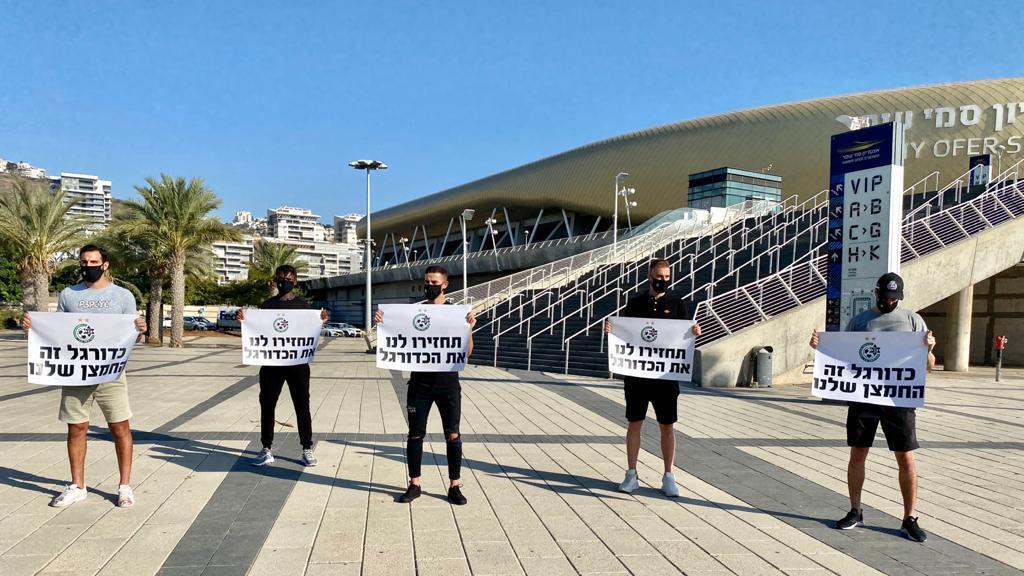שחקני מכבי חיפה מפגינים (צילום: ראובן כהן, אתר מכבי חיפה) שחקני מכבי חיפה מפגינים