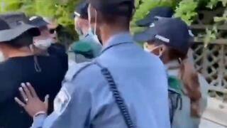 אמיר השכל פונה לשוטרת ממוצא אתיופי