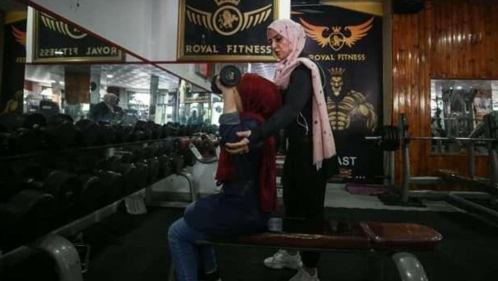 Sheerin al-Ila training another woman in the gym ( Photo: Courtesy) נשים עושות ספורט בעזה
