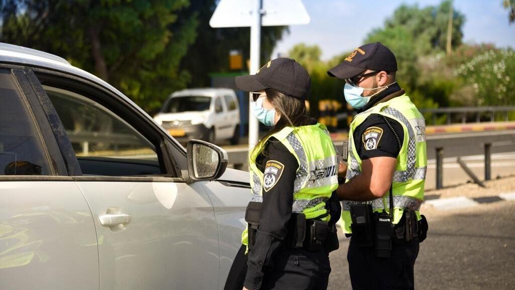 Police officers enforcing lockdown regulations (Photo: Israel Police) אכיפת הסגר
