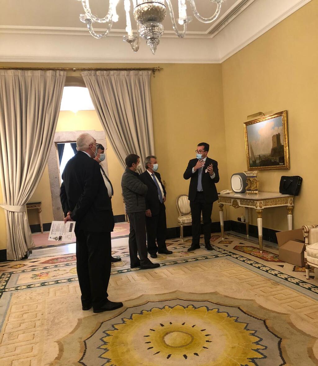 נציג חברת אורה סמארט אייר מסביר ליועצי המלך על המוצר (צילום: יח"צ ) נציג חברת אורה סמארט אייר מסביר ליועצי המלך על המוצר