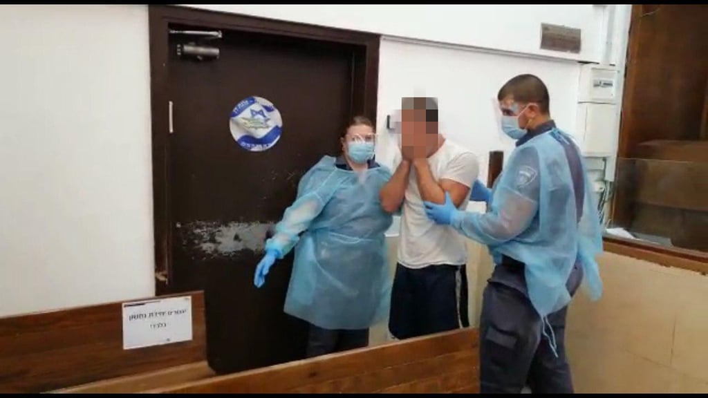 החשוד בבית המשפט החשוד