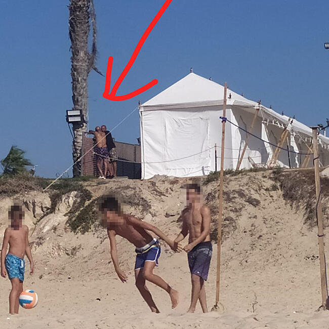 חברים ונהנים. אייל גולן וחיים רביבו בחוף הים חברים ונהנים. אייל גולן וחיים רביבו בחוף הים
