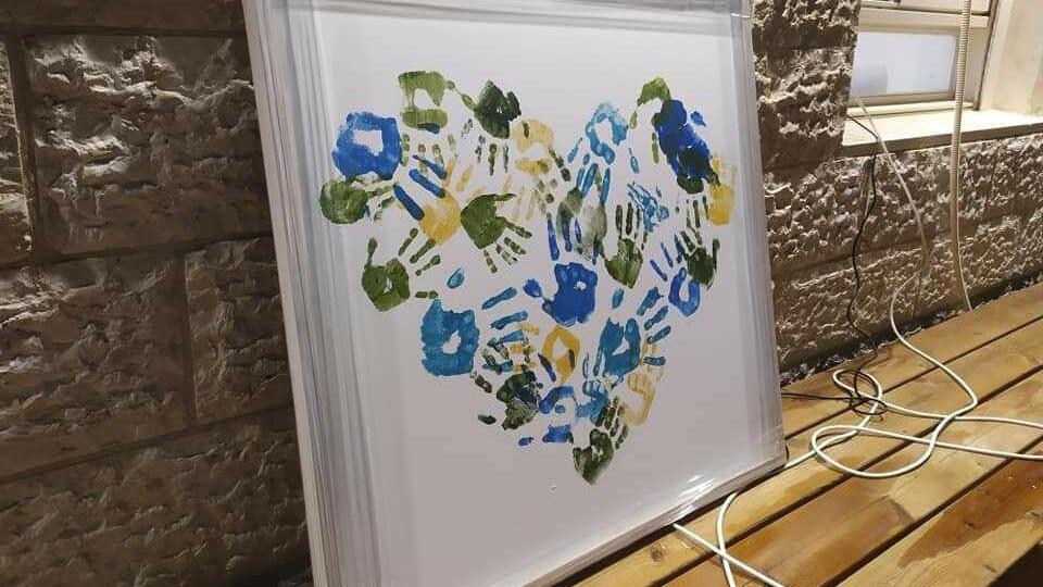 ציור לב עשוי מידיהם של הנכדים (צילום: באדיבות משפחת קליף) ציור לב עשוי מידיהם של הנכדים