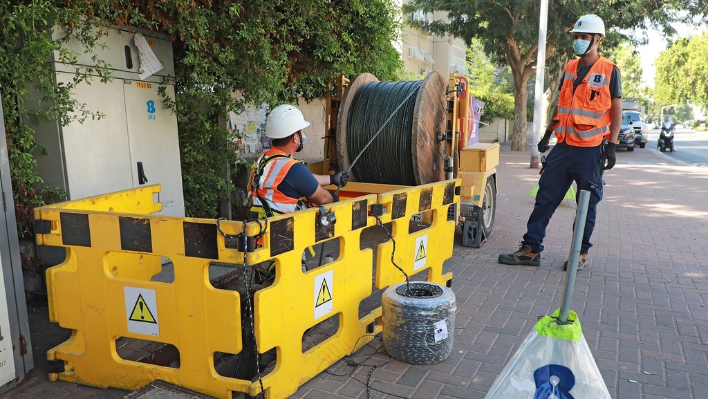 עבודות הנחת סיבים אופטיים (צילום: דנה קופל) עבודות הנחת סיבים אופטיים