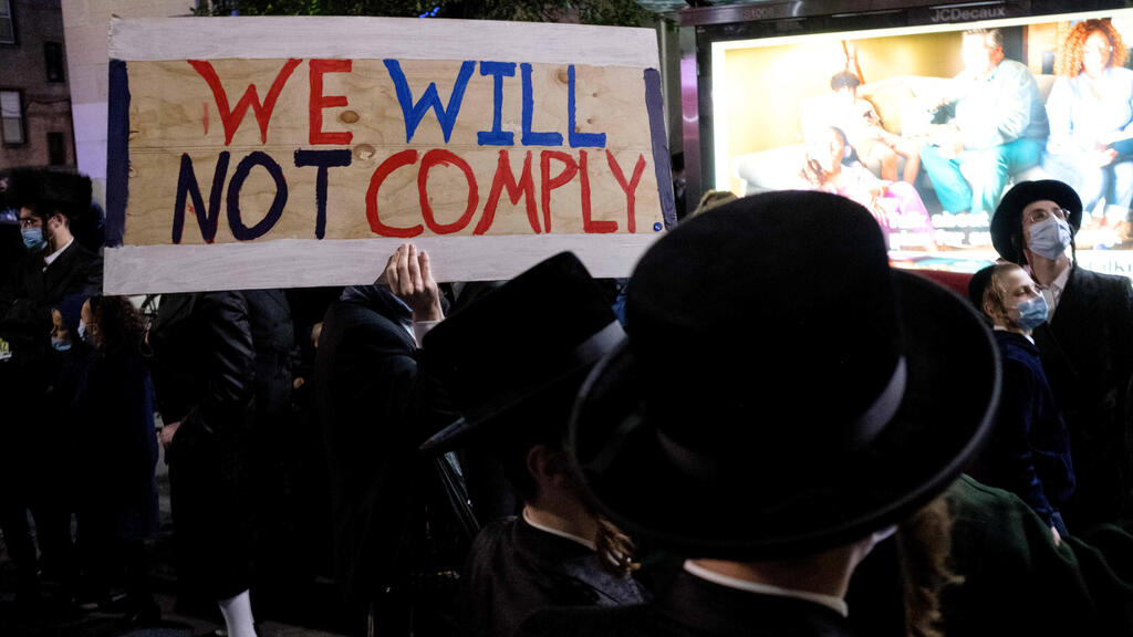 Ultra-Orthodox Jews gather in the Borough Park neighborhood of Brooklyn to protest against coronavirus disease (COVID-19) restrictions (Photo: Reuters) Ultra-Orthodox Jews gather in the Borough Park neighborhood of Brooklyn to protest against coronavirus disease (COVID-19) restrictions