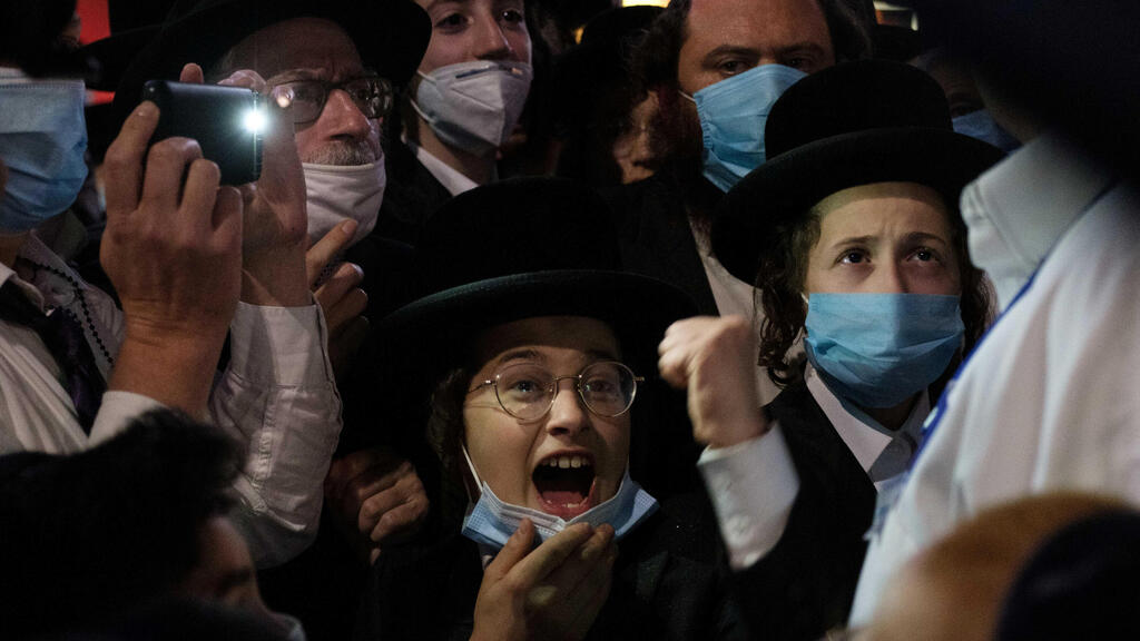 Ultra-Orthodox Jews gather in the Borough Park neighborhood of Brooklyn to protest against coronavirus disease (COVID-19) restrictions (Photo: Reuters) Ultra-Orthodox Jews gather in the Borough Park neighborhood of Brooklyn to protest against coronavirus disease (COVID-19) restrictions