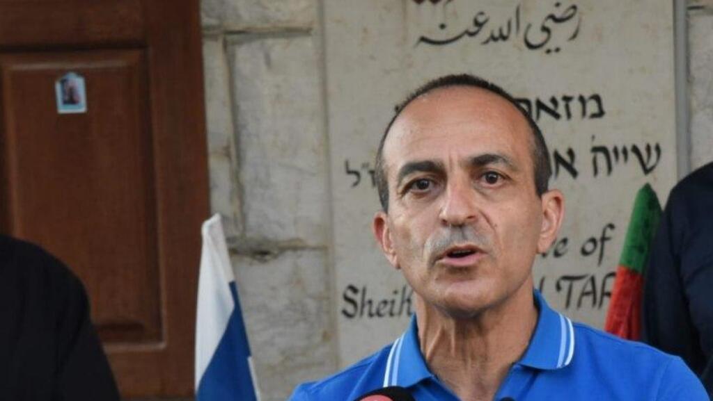 פרופ' רוני גמזו (צילום: אביהו שפירא) רוני גמזו בביתו של השייח מוואפק טריף בג'וליס