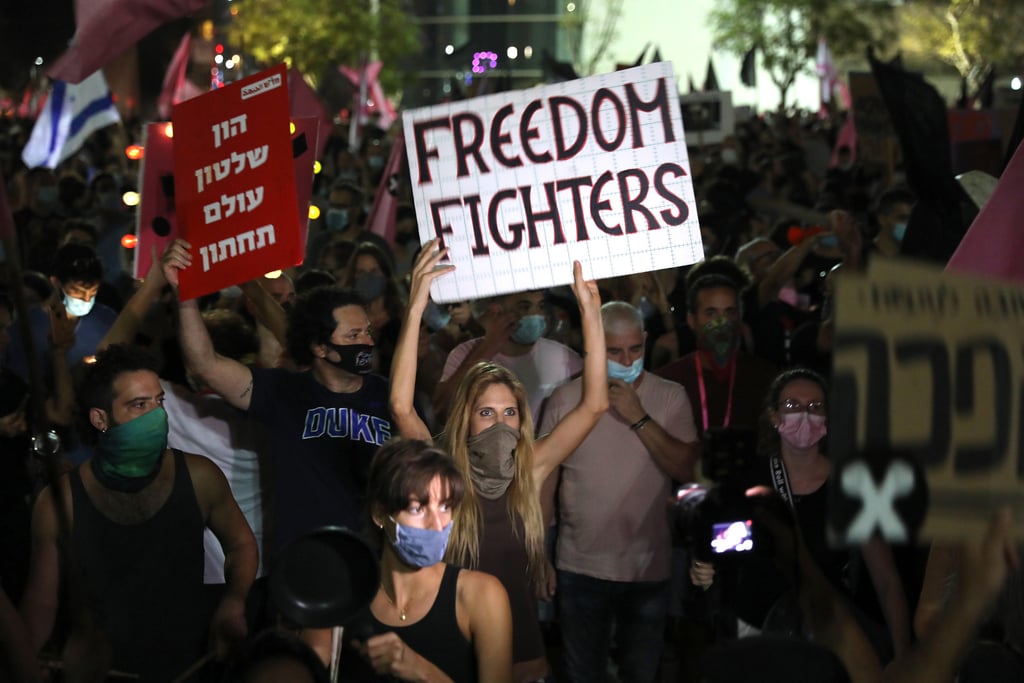 Protesters in Tel Aviv amid coroavirus pandemic (Photo: EPA) הפגנות נגד הממשלה ובנימין נתניהו בכיכר הבימה בתל אביב