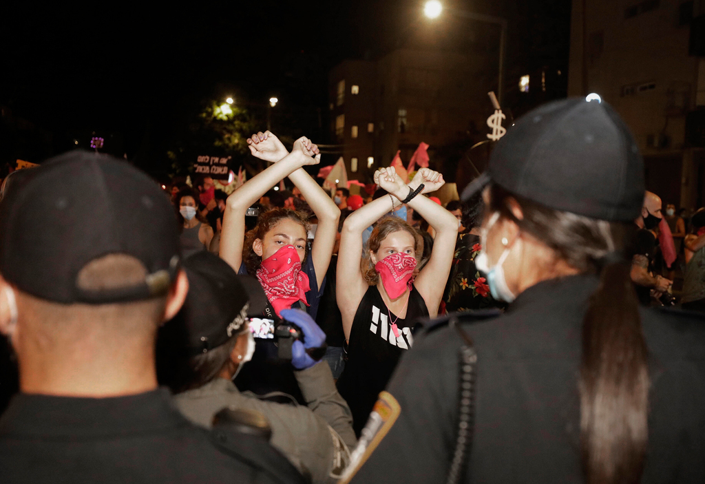 Israelis in Tel Aviv protest restrictions on demonstrations as part of coronavirus mitigation efforts (Photo: AP) עימותים בין משטרה למפגינים בתל אביב