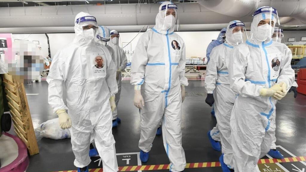 Defense Minister Benny Gantz, center, visits the IDF coronavirus ward at the Rambam Healthcare Campus in Haifa (Photo: Defense Ministry) בני גנץ