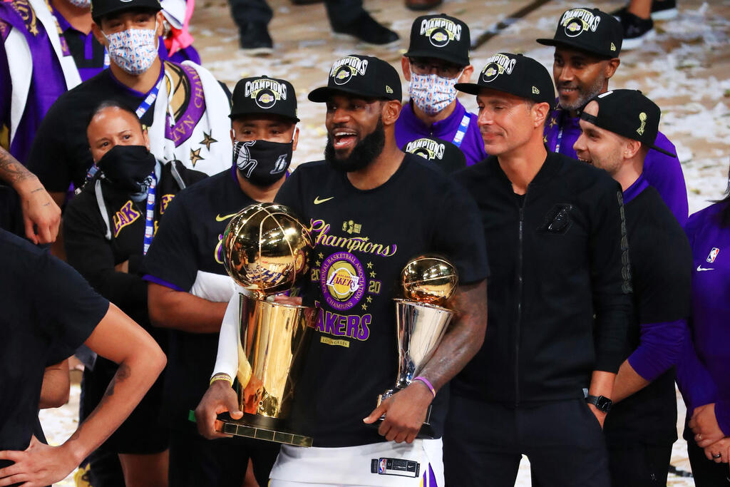 השלל. לברון ג'יימס עם גביע האליפות ותואר ה-MVP (צילום:getty images) לברון ג'יימס עם גביע האליפות ותואר ה-MVP