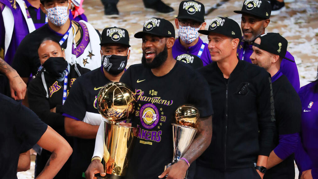 לברון ג'יימס עם גביע האליפות ותואר ה-MVP (צילום:getty images) לברון ג'יימס עם גביע האליפות ותואר ה-MVP