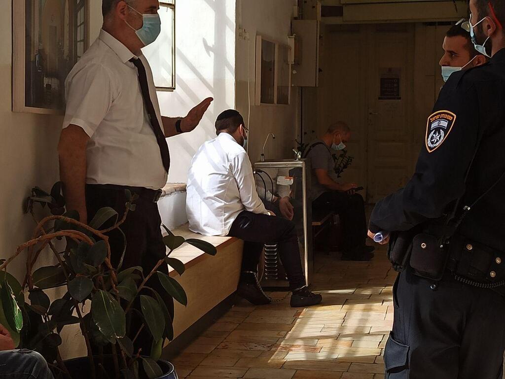 החשוד מוטי אפל בבית המשפט (צילום: חיים גולדיטש) מוטי אפל אחד מהחשודים בביצוע בדיקות פיראטיות של קורונה