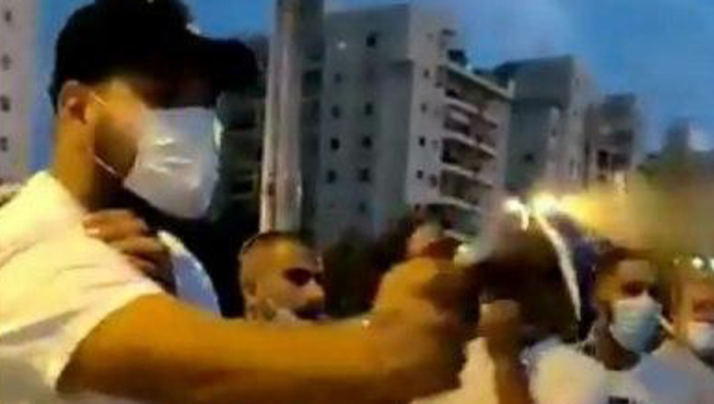 אחד מתומכי נתניהו ריסס גז מדמיע מפגינים נגד נתניהו בחולון רוססו בגז מדמיע במהלך הפגנה ברחבת המדיטק