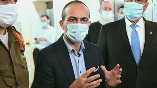 פרויקטור הקורונה פרופ' רוני גמזו ואלוף במיל' רוני נומה מגיעים לדיון עם ראש עיריית ירושלים משה ליאון