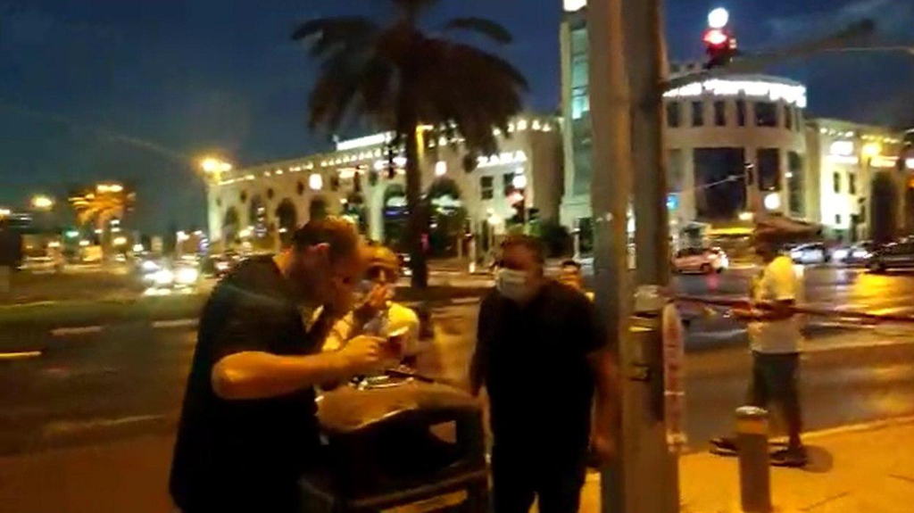 מפגינים הותקפו בחולון מפגינים נגד נתניהו בחולון רוססו בגז מדמיע במהלך הפגנה ברחבת המדיטק