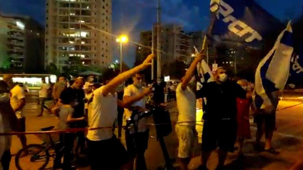 ההפגנה בחולון, אתמול. "אלים ופרוע" מפגינים נגד נתניהו בחולון רוססו בגז מדמיע במהלך הפגנה ברחבת המדיטק