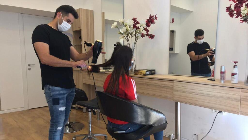 "זה ששרה נתניהו קיבלה ספר עד הבית מוכיח שאנחנו חיוניים". מאור מזרחי במספרה בירושלים מאור מזרחי מירושלים