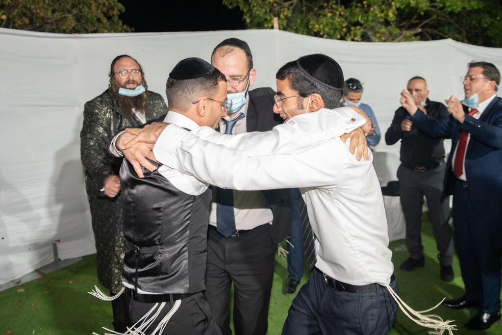 חוגגים אחרי העימותים (צילום: שלו שלום ) כוחות משטרה הגיעו לבית בישוב גבעת זאב בעקבות אירוע שהתקיים במקום תוך הפרת התקנות