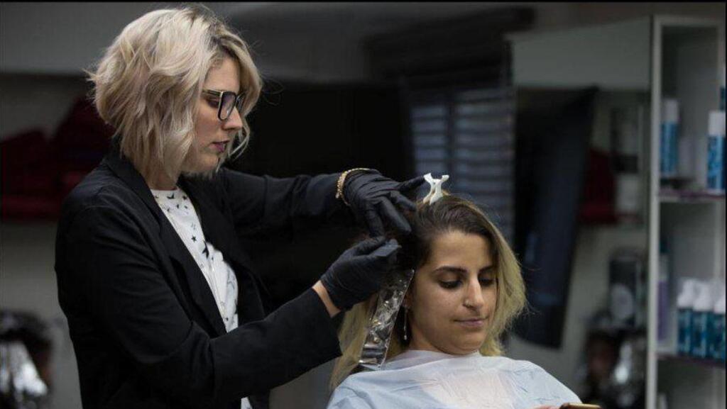 "להחליט בהיגיון מה פותחים". שני אמור מחיפה שני אמור ספרית מחיפה